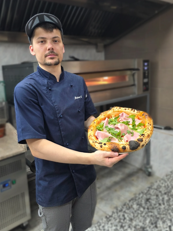 Matvej u kuhinji il Caffe & Pizza u Beogradu.